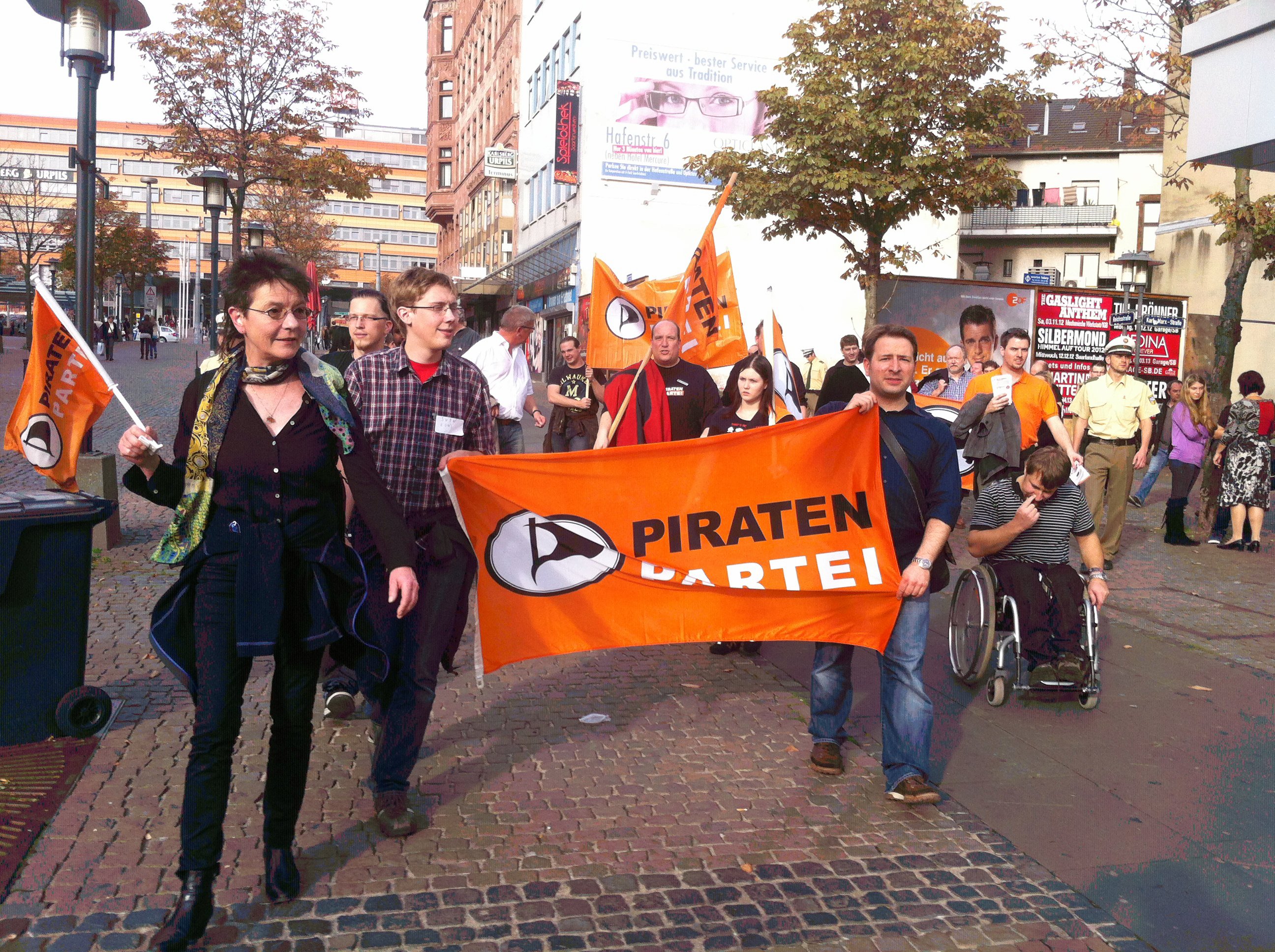 Schleswig-Holsteiner Piraten-Abgeordnete an der Spitze der INDECT-Demo in Saarbrücken am 20. Oktober 2012 mit Angelika Beer, Sven Krumbeck und Uli König 